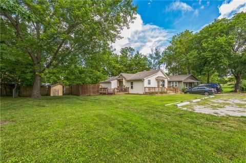 Photo of 6820 N Campbell Street, Kansas City, MO 64118 (MLS # 2579705)