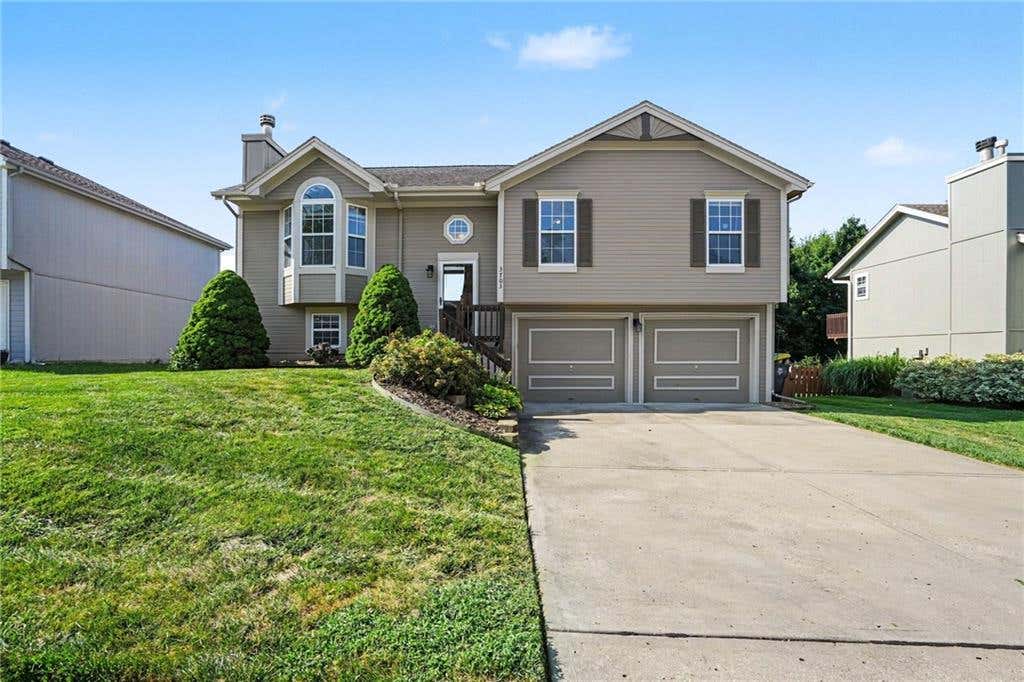 Photo of 3703 NE 81 Terrace, Kansas City, MO 64119 (MLS # 2633764)