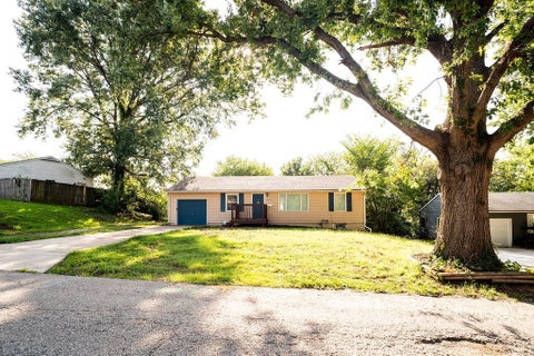 Photo of 10010 BELLAIRE Avenue, Kansas City, MO 64134 (MLS # 2636451)
