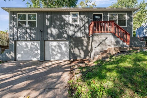 Photo of 2200 Aqueduct Place, Independence, MO 64057 (MLS # 2645543)