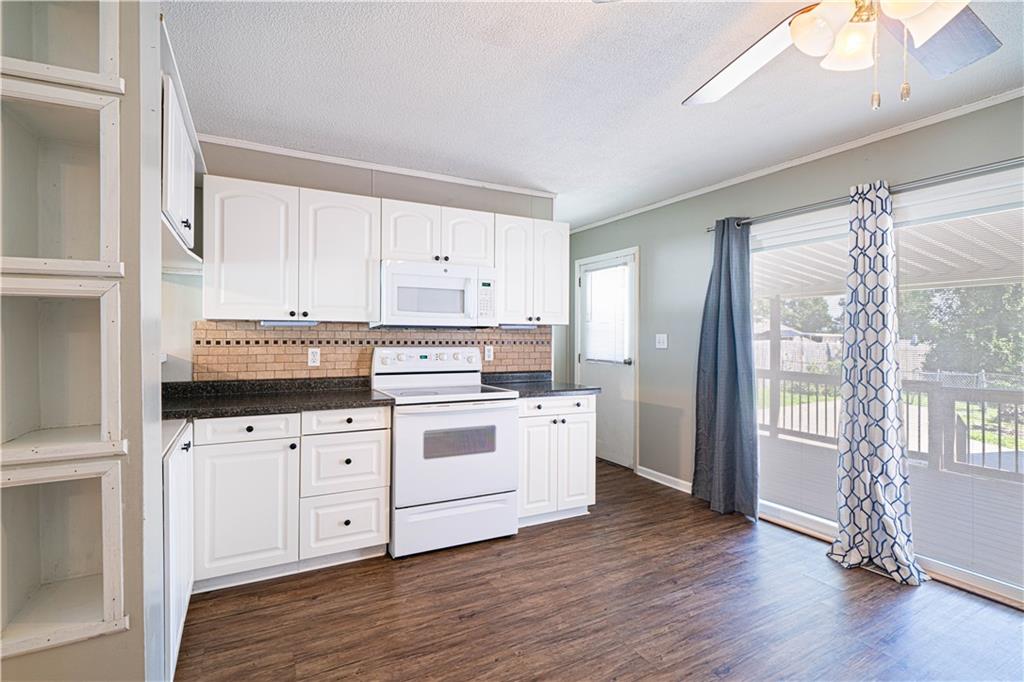 St Joseph, Missouri 64503, United States, 4 Bedrooms Bedrooms, ,2 BathroomsBathrooms,Residential,Active,169468