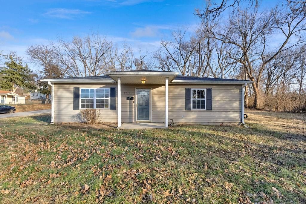 Photo of 1521 N 15th Street, St Joseph, MO 64505 (MLS # 2592447)