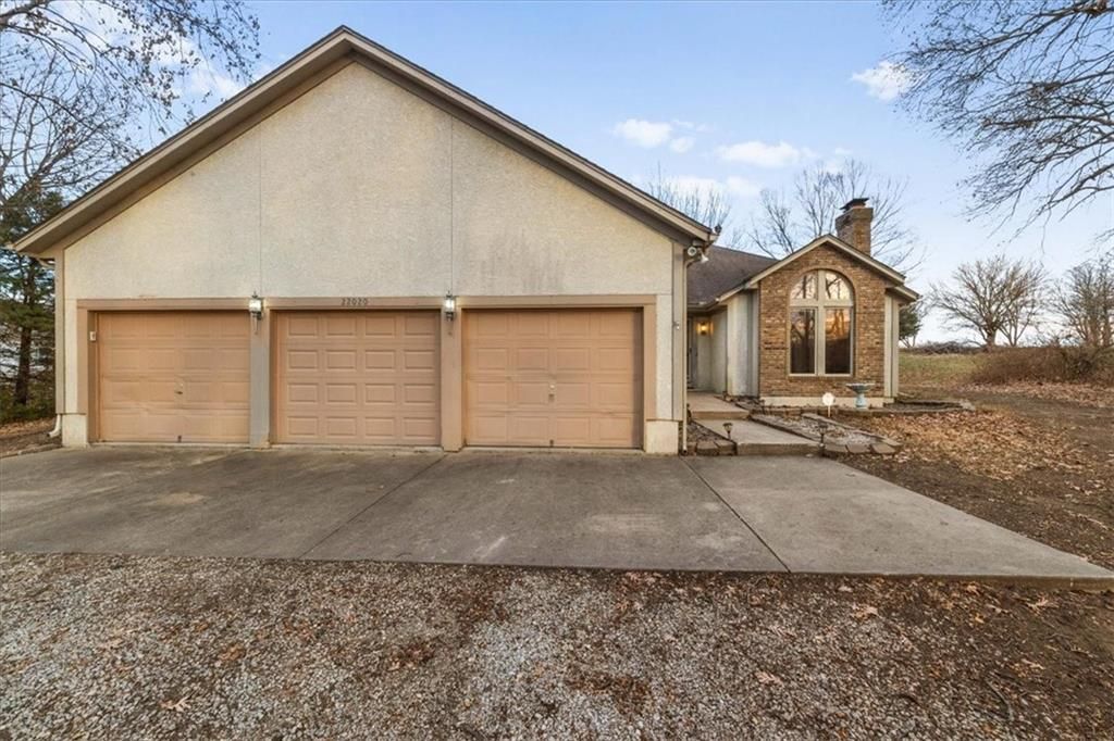 Photo of 22020 171 Street, Basehor, KS 66007 (MLS # 2592283)