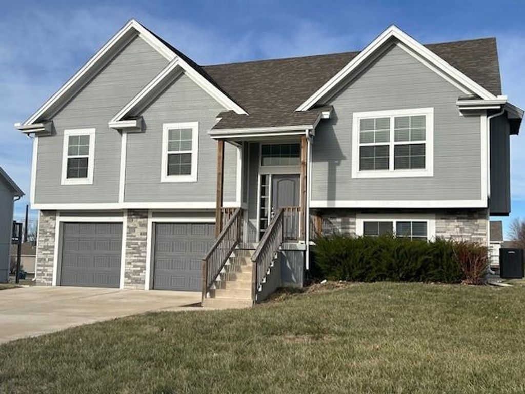 Photo of 9712 E 221st Street, Peculiar, MO 64078 (MLS # 2592693)