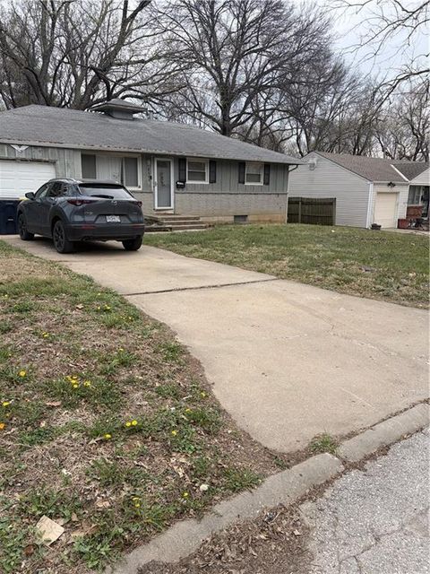 Photo of 8605 Cambridge Avenue, Kansas City, MO 64138 (MLS # 2610095)