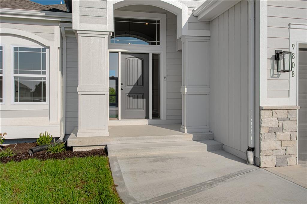 9808 N Laurel Avenue