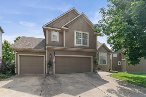 Photo of 405 SW Gentry Lane, Lees Summit, MO 64081 (MLS # 2638269)