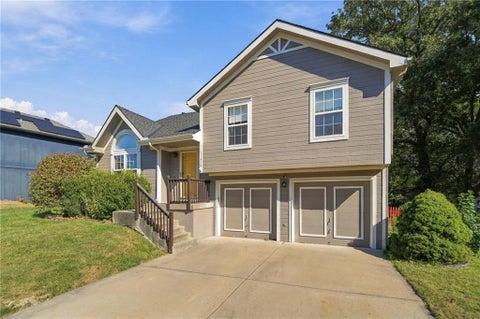 Photo of 11419 N Ditzler Avenue, Kansas City, MO 64157 (MLS # 2648671)