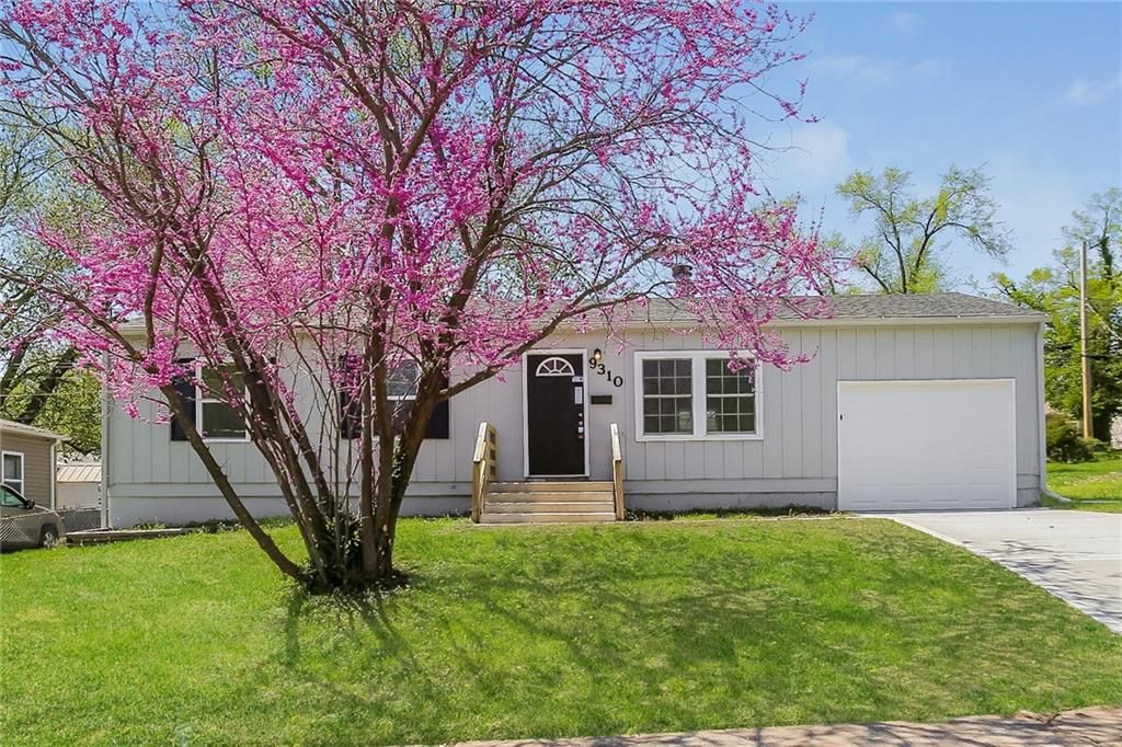 Photo of 9310 Lewis Avenue, Kansas City, MO 64138 (MLS # 2596764)