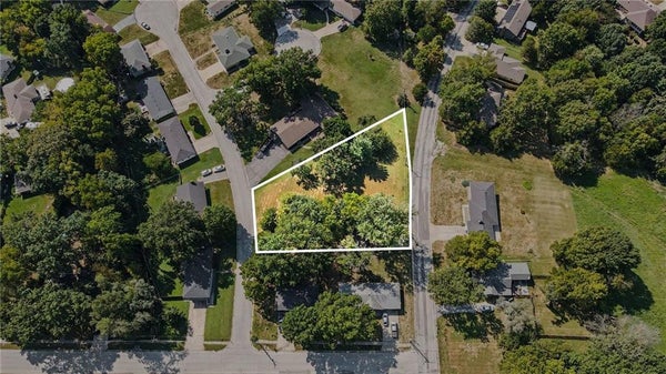 2 MAPLE CIR, SMITHVILLE, MO 64089 - Image 6f26adaf6f33c653bfc95d2e6b405a2f/2044714540