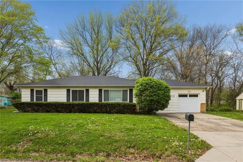 Photo of 1308 Middlebrook Drive, Liberty, MO 64068 (MLS # 2627352)