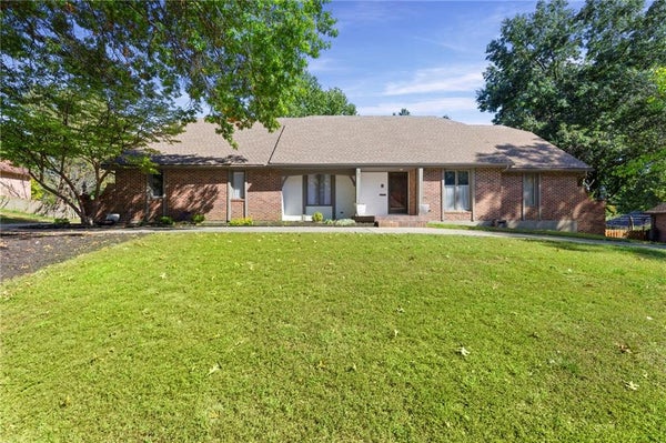 205 NW HILLCREST LN, LEES SUMMIT, MO 64063 - Image 6f81eb47dfc8f84b01dab15cf5b4f49f/2594646598