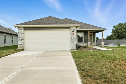 Photo of 428 Valley View Drive, Tonganoxie, KS 66086 (MLS # 2632189)