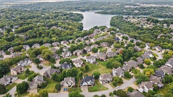 8008 PARK RIDGE DR, KANSAS CITY, MO 64152 - Image 6fbdeedcd4dbf439bf1c6bde787d7ac2/2241550966