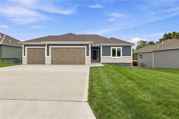 903 CAPTAIN MERRIMAN DR, FREEMAN, MO 64746 - Image 7019cb7e2bbfb79c48931f75f17eddaa/3260796932