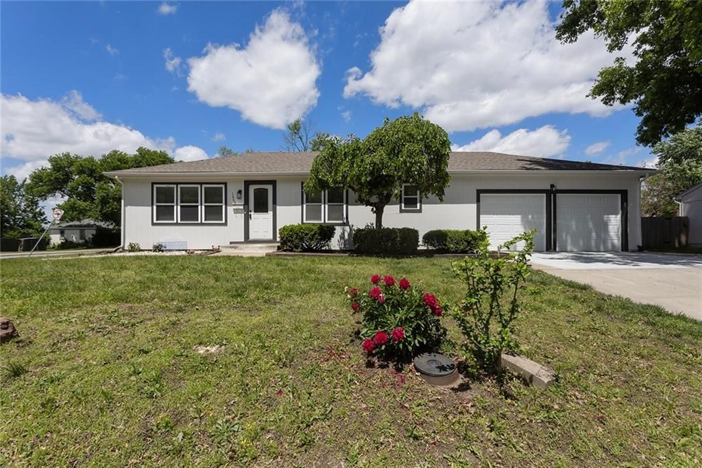 Photo of 1400 E Loula Street, Olathe, KS 66061 (MLS # 2617770)