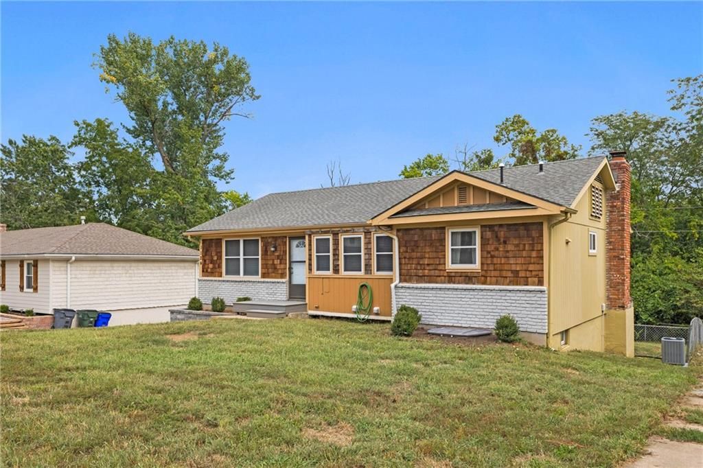 Photo of 1124 N Curtis Street, Olathe, KS 66061 (MLS # 2592166)