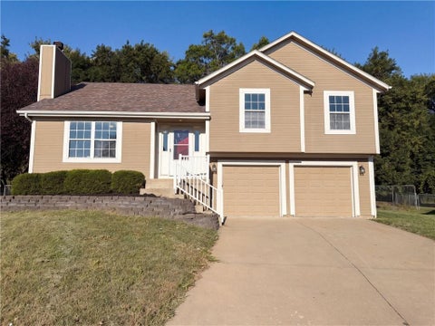 Photo of 801 Courtland Court, Belton, MO 64012 (MLS # 2641106)