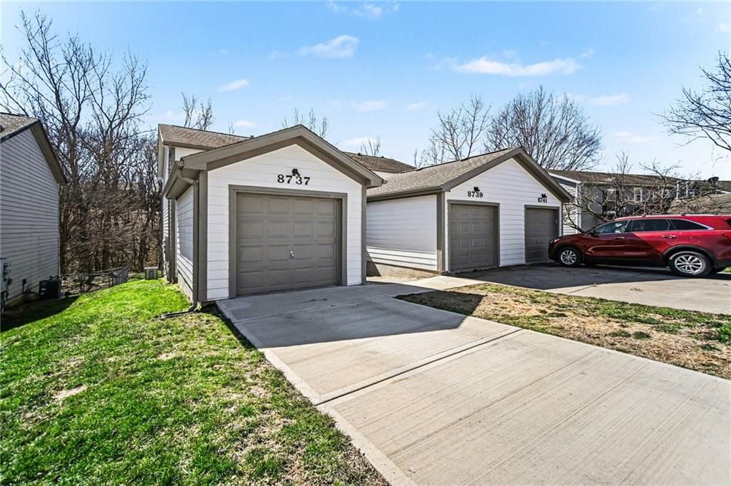 Photo of 8737 NW 82nd Street, Kansas City, MO 64152 (MLS # 2607959)