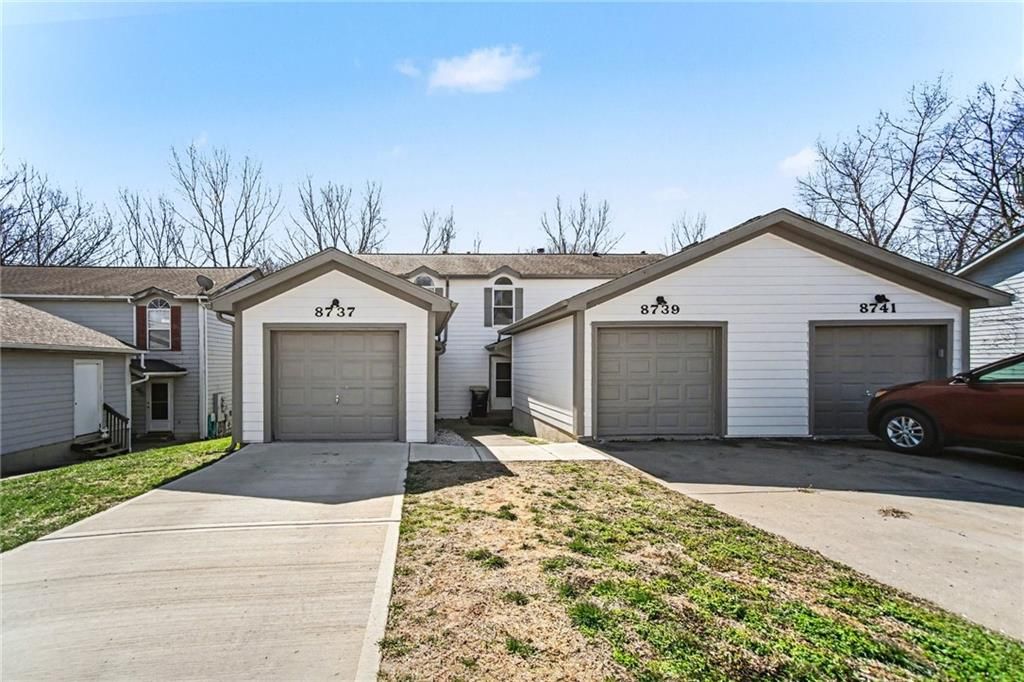 Photo of 8737 NW 82nd Street, Kansas City, MO 64152 (MLS # 2607959)