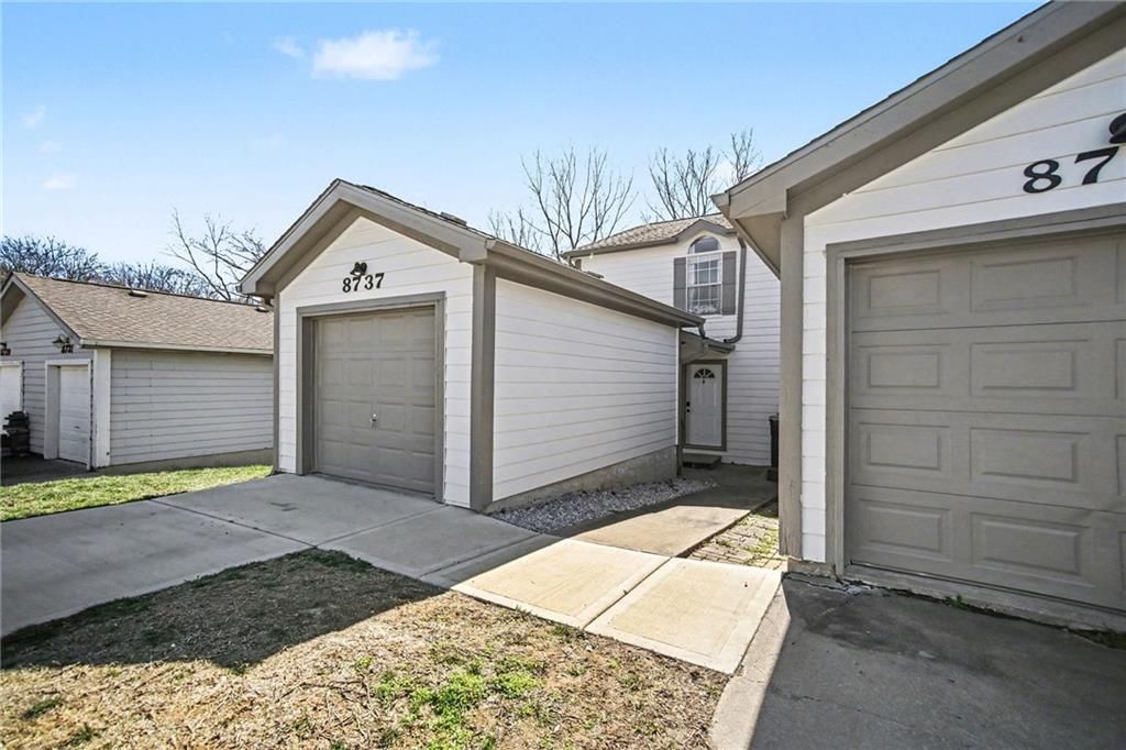 Photo of 8737 NW 82nd Street, Kansas City, MO 64152 (MLS # 2607959)