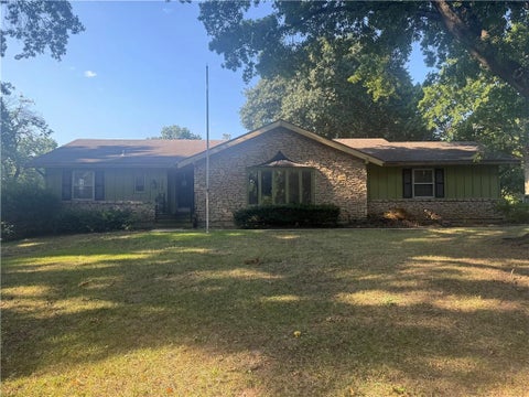 Photo of 6801 W 101st Terrace, Overland Park, KS 66212 (MLS # 2641898)