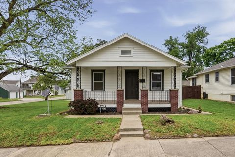 Photo of 2407 Seneca Street, St Joseph, MO 64507 (MLS # 2617771)