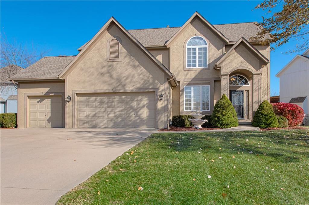 Photo of 304 NE Hidden Valley Way, Lees Summit, MO 64064 (MLS # 2619059)