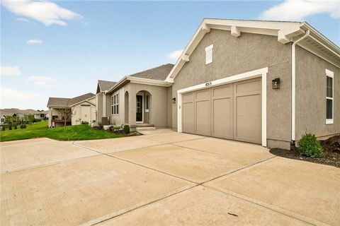 8215 Aurora Street, Lenexa, KS 66220 - #: 2555479