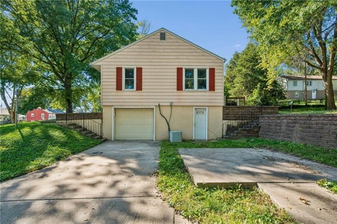 Tiny photo for 1024 Orchard Avenue, Liberty, MO 64068 (MLS # 2645603)