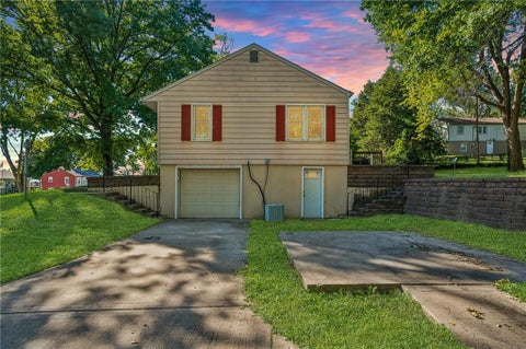 Tiny photo for 1024 Orchard Avenue, Liberty, MO 64068 (MLS # 2645603)