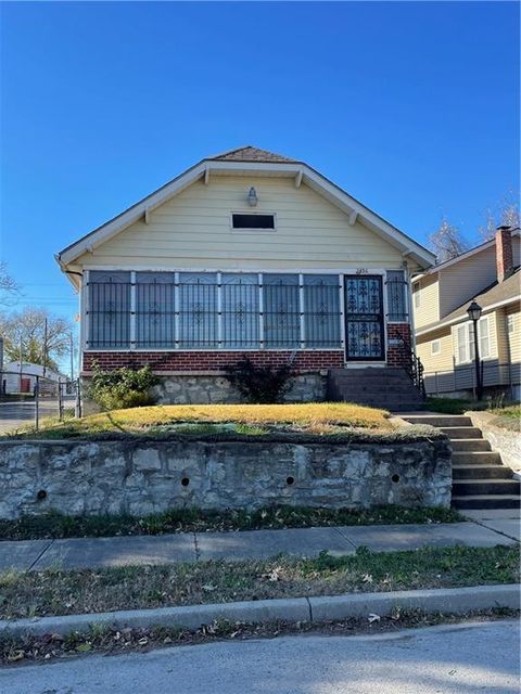 2456 Spruce Avenue Kansas City MO 64127