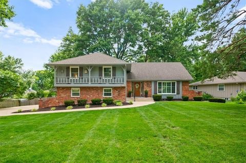 Photo of 8622 Broadmoor Street, Overland Park, KS 66212 (MLS # 2627681)