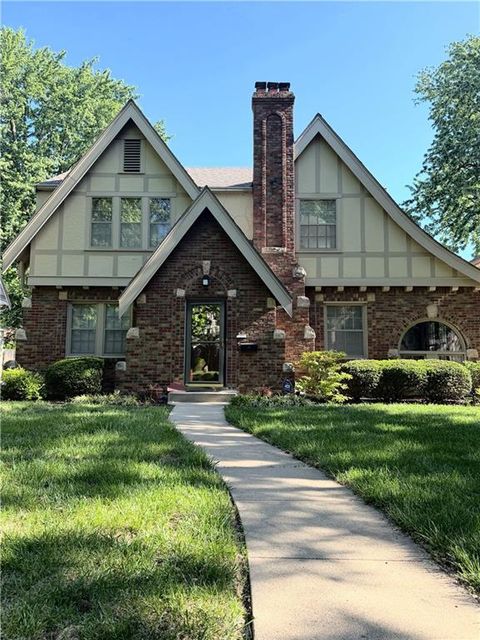 Photo of 610 E 73rd Terrace, Kansas City, MO 64131 (MLS # 2619870)