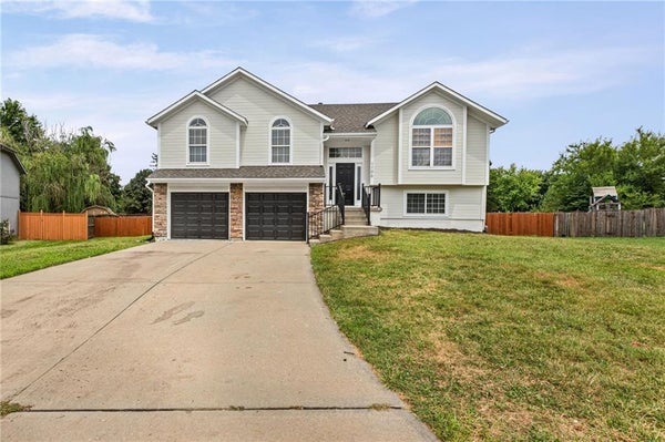 1106 CREEKSIDE CT, RAYMORE, MO 64083 - Image 73d4b787d9ebd79ec2e8776ae7aff801/4155509199