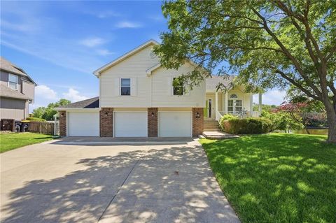 Photo of 521 SW Graystone Drive, Grain Valley, MO 64029 (MLS # 2617388)