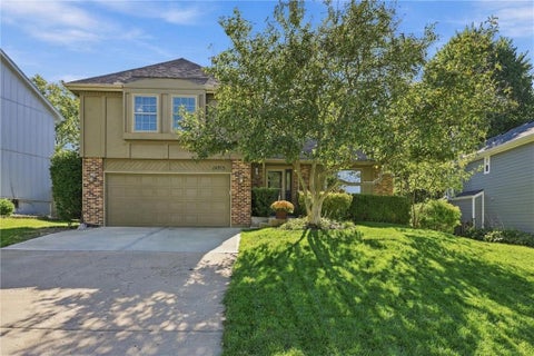 Photo of 14715 S Arapaho Drive, Olathe, KS 66062 (MLS # 2644826)