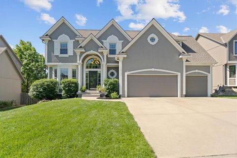 Photo of 13714 Cody Street, Overland Park, KS 66221 (MLS # 2614119)