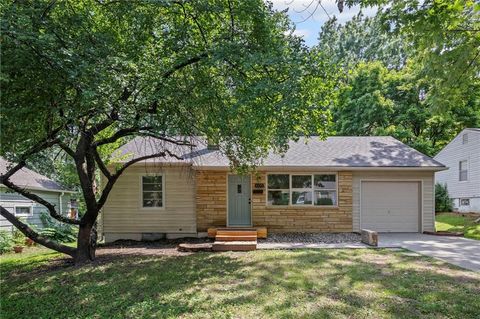 Photo of 605 W 88TH Terrace, Kansas City, MO 64114 (MLS # 2582242)