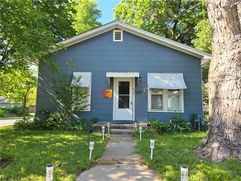 Photo of 422 W 9th Street, Pittsburg, KS 66762 (MLS # 2619506)