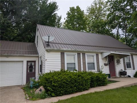 Photo of 105 E 4th Street, Carrollton, MO 64633 (MLS # 2619244)