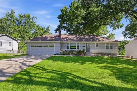 Photo of 618 E 110th Street, Kansas City, MO 64131 (MLS # 2626564)