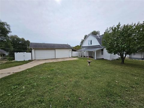 Photo of 524 E Kansas Avenue, St Joseph, MO 64504 (MLS # 2582613)