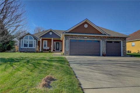 Photo of 4612 SW Gull Point Drive, Lees Summit, MO 64082 (MLS # 2605815)