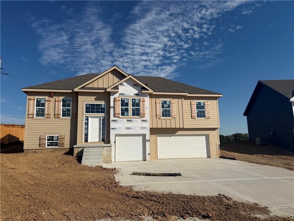 Photo of 988 Poplar Lane, Liberty, MO 64068 (MLS # 2559154)
