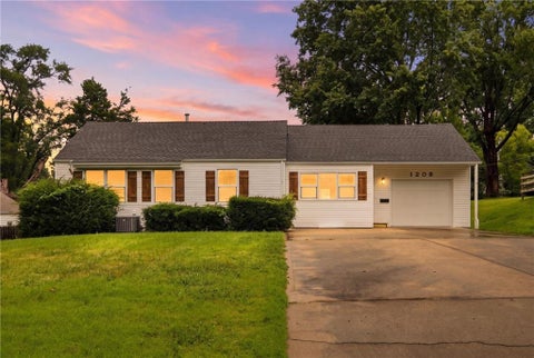 Photo of 1208 W 33rd Street, Independence, MO 64055 (MLS # 2638178)