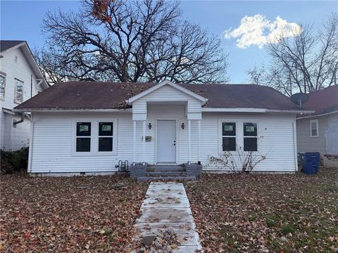 611 W 3rd Street, Coffeyville, KS 67337 - MLS#: 2588872