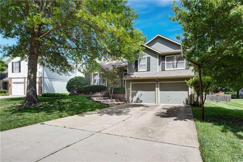 Photo of 15768 Horton Court, Overland Park, KS 66223 (MLS # 2626367)