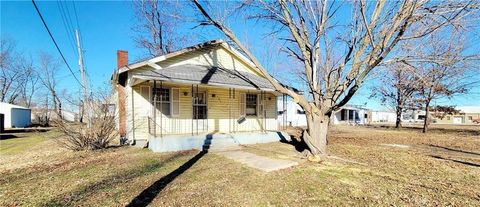 Photo of 105 S Lincoln Street, Yates Center, KS 66783 (MLS # 2579501)