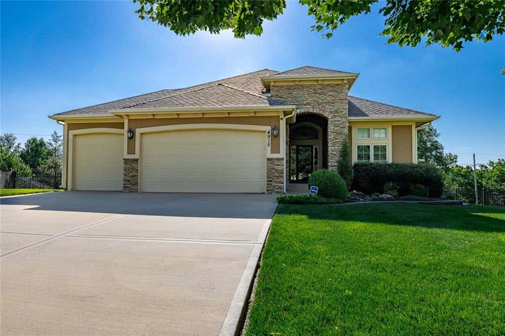 Photo of 4915 NE 91st Terrace, Kansas City, MO 64156 (MLS # 2627257)